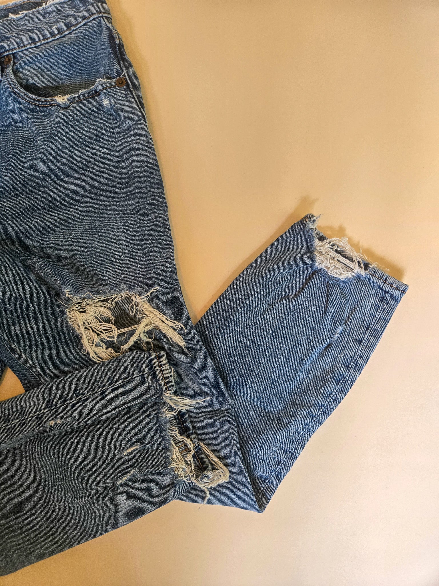 Abercrombie & Fitch Mom Jean – 26/2 The Kindred Bone