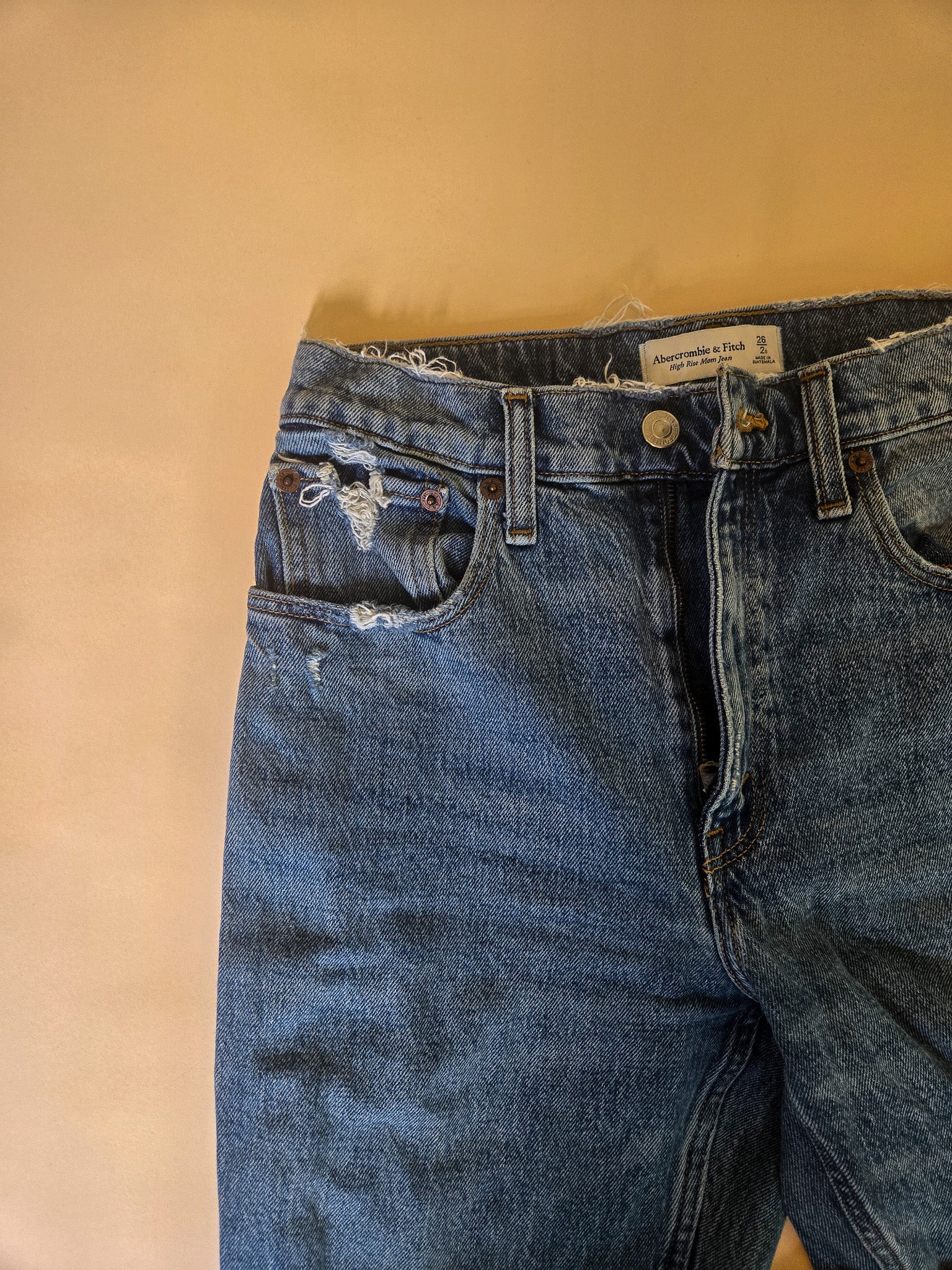 Abercrombie & Fitch Mom Jean – 26/2 The Kindred Bone