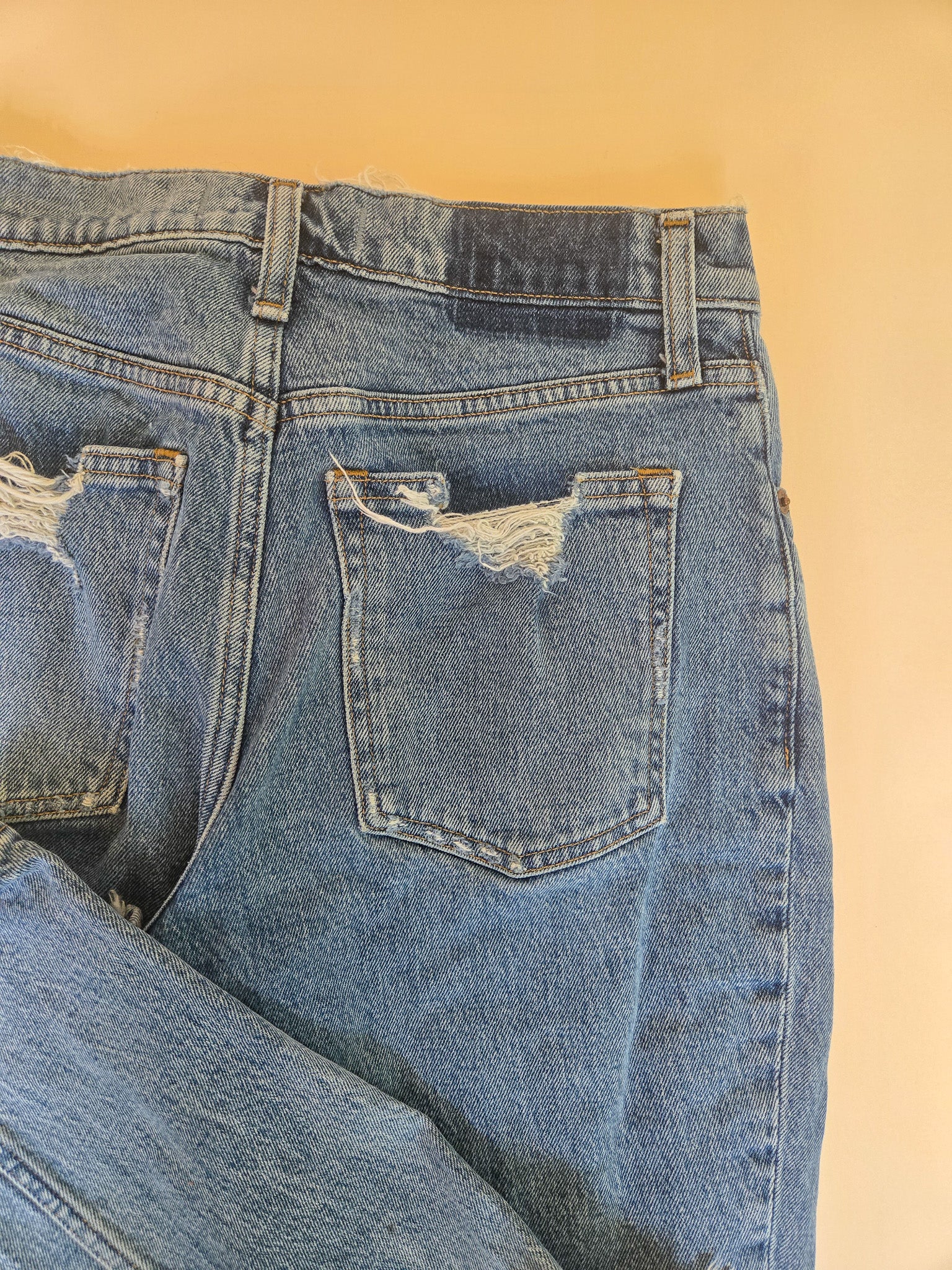 Abercrombie & Fitch Mom Jean – 26/2 The Kindred Bone
