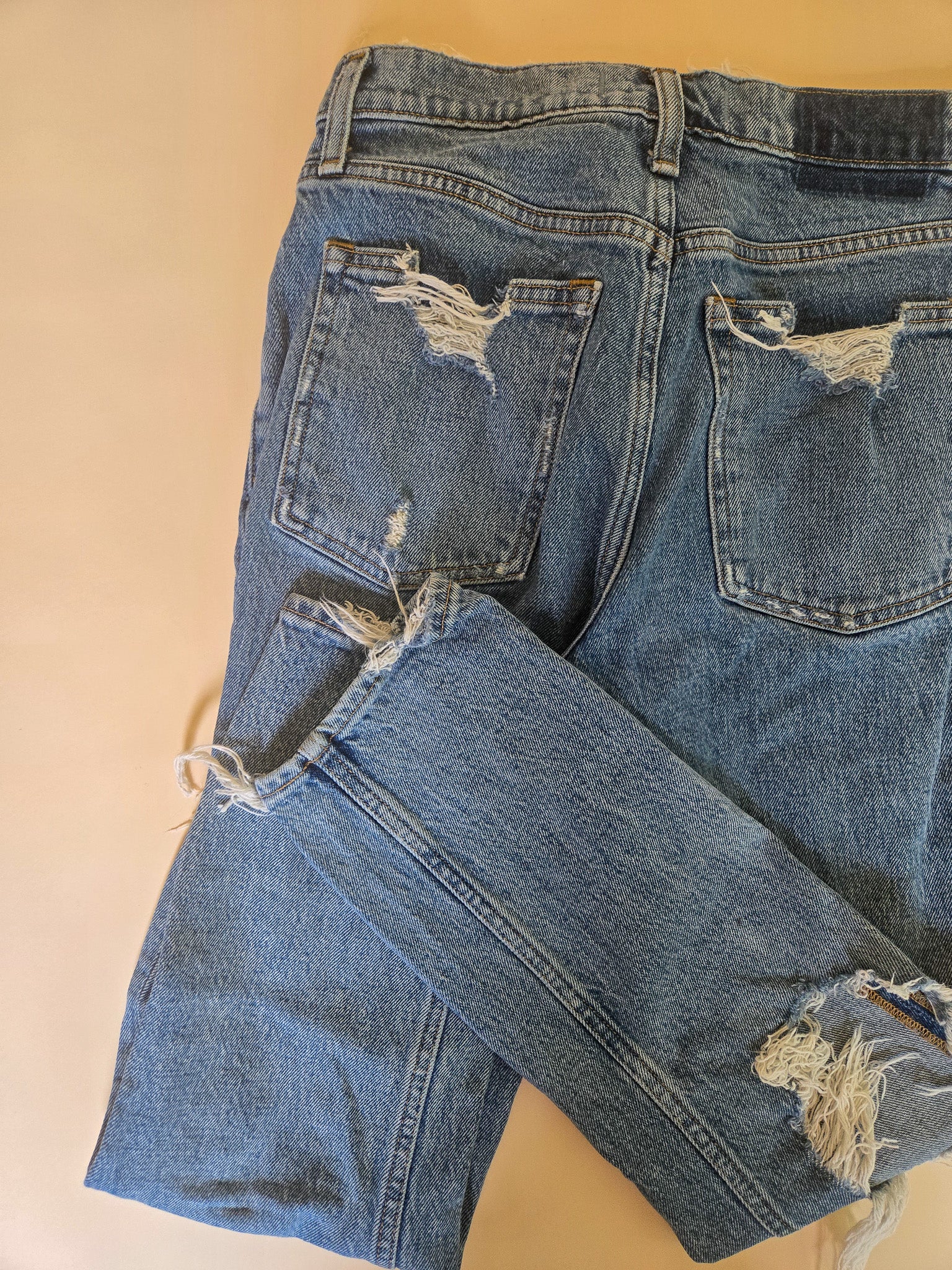 Abercrombie & Fitch Mom Jean – 26/2 The Kindred Bone