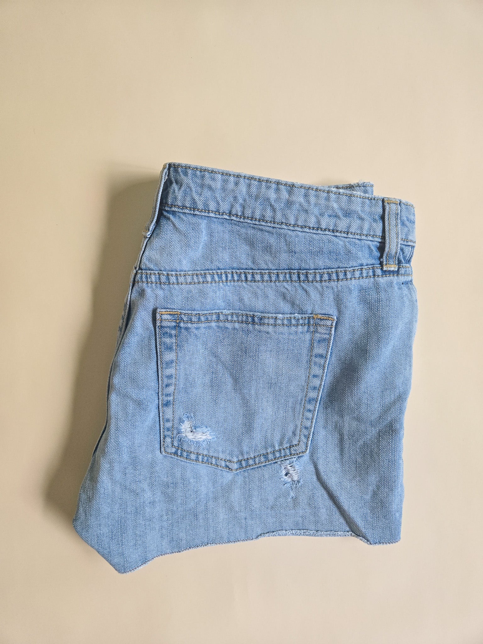 Gap Sexy Boyfriend Shorts – Size 29 / US 6 (Relaxed Fit, Distressed Light Wash) The Kindred Bone