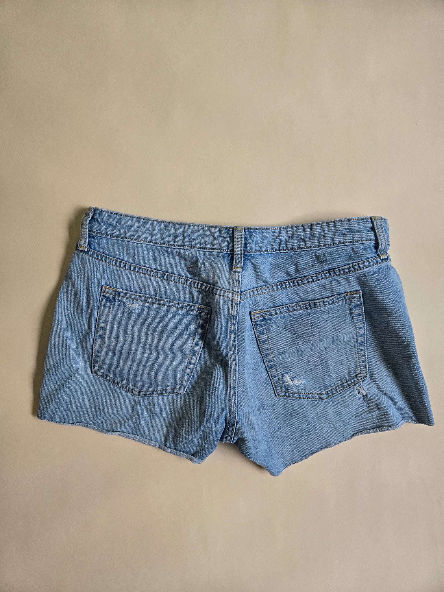 Gap Sexy Boyfriend Shorts – Size 29 / US 6 (Relaxed Fit, Distressed Light Wash) The Kindred Bone