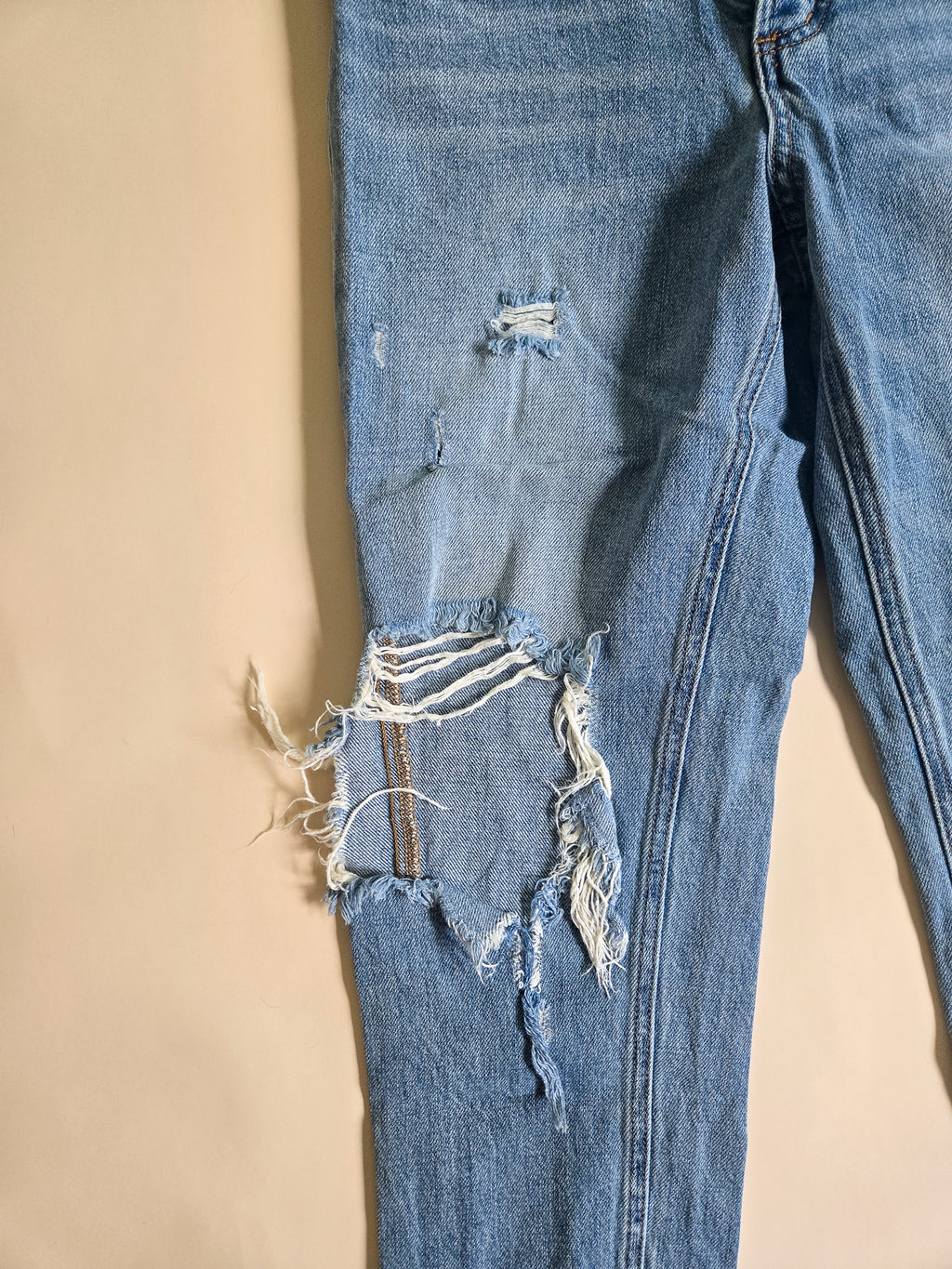 BDG Urban Outfitters Distressed Slim Straight Jeans – Size 27 (High-Rise, 100% Cotton, Rigid Fit) The Kindred Bone
